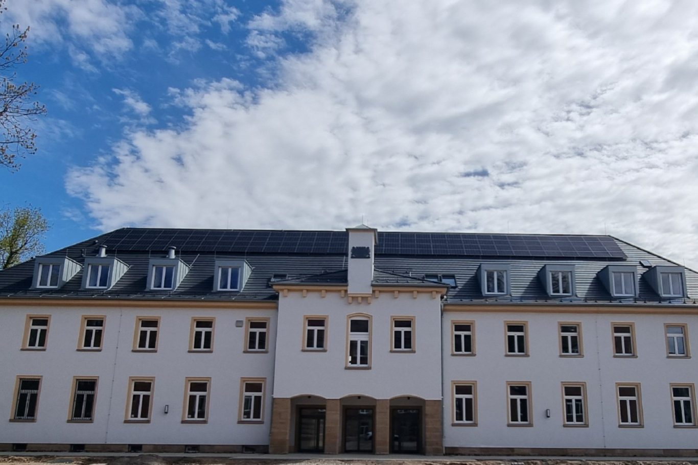 Die ehemalige Kommandantur auf dem Lagarde-Areal, wurde für die Staatsanwaltschaft Bamberg Ansicht eines historischen Gebäudes mit hellem Fassaden und Flachdach unter bewölktem Himmel.