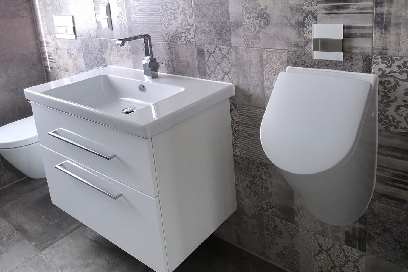 Badezimmer modern Moderner Badezimmerbereich mit Waschbecken und Wand-WC.