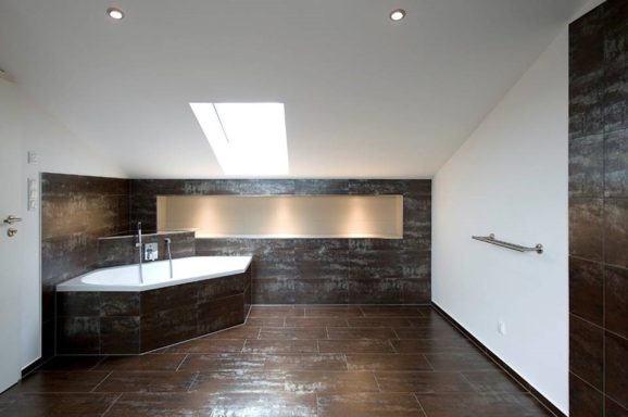 Moderne Badezimmeransicht mit freistehender Badewanne und Fenster für natürliches Licht.