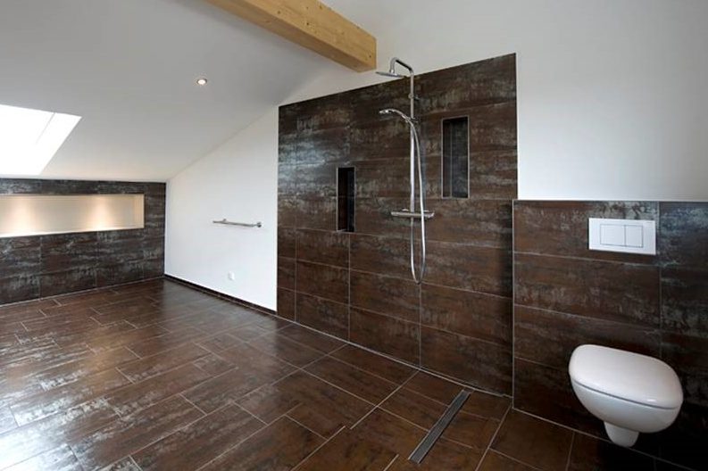 Fliesen Metallic Optik Moderne Badezimmer mit Dusche, Wandfliesen und WC in neutralen Tönen.