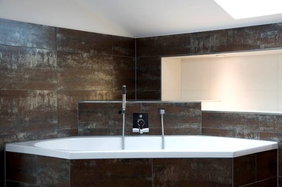Modern Badezimmer mit einer eleganten, achteckigen Badewanne und braunen Wänden. Modern Badezimmer mit einer eleganten, achteckigen Badewanne und braunen Wänden. Durch Fliesenleger Sven Morgenroth aus Bamberg