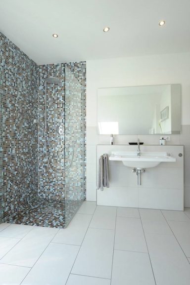 Modernes Badezimmer mit einer gläsernen Dusche und einem eleganten Waschbecken.