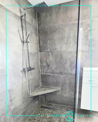 Badsanierung - barrierefrei Duschbereich im Blickfang- Design
Mosaikfliesen im Duschbereich bieten nicht nur Rutschhemmung, sondern setzen auch einen stilvollen Akzent.